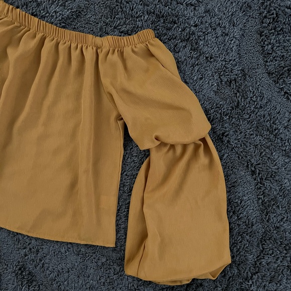 Charlotte Russe Off-the-Shoulder Mustard Bell Sleeve Top Size Small - Picture 2 of 3